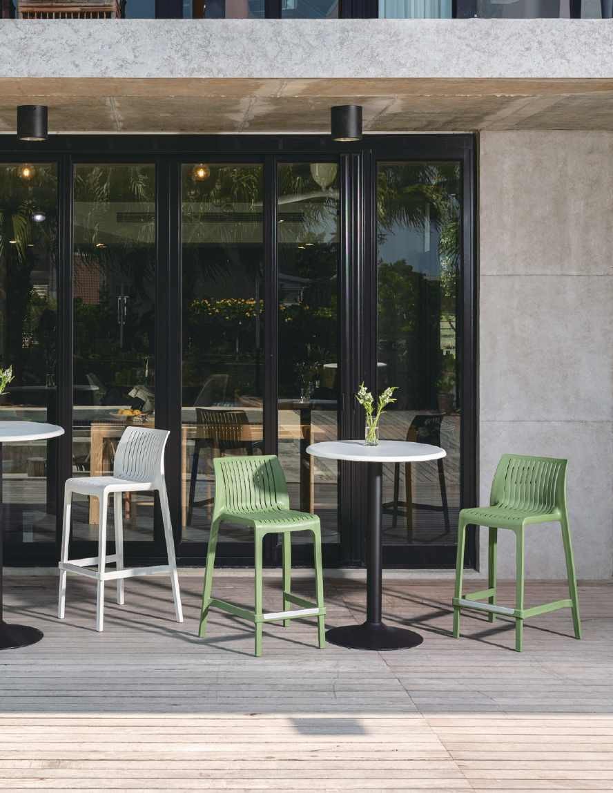 Bancos Milos en una terraza